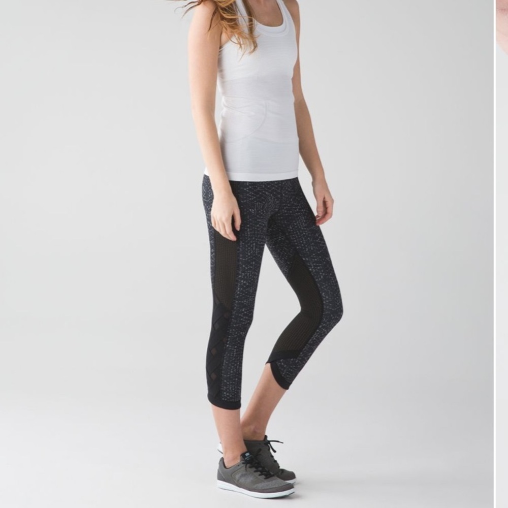 LULULEMON Var-City Crop in Samba Snake Battleship. Size 6